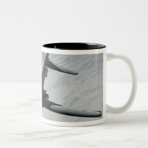 Tasse 2 Couleurs Un Lancer B-1B de l'US Air Force en patrouille de