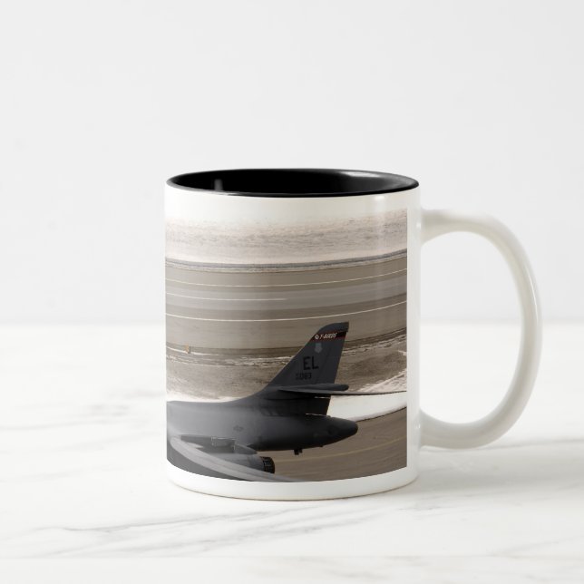 Tasse 2 Couleurs Un Lancer B-1B effectue une touche et va (Droit)