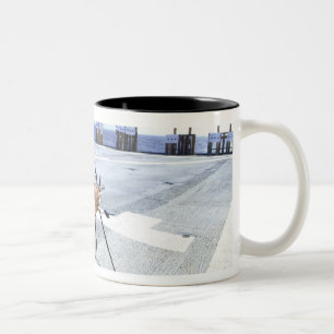 Tasse 2 Couleurs Un Marine américain réglant son arme