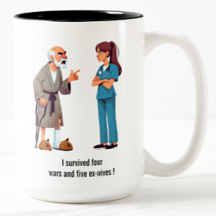 Tasse 2 Couleurs Un patient âgé crie à une infirmière épuisée