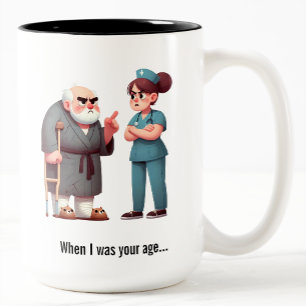 Tasse 2 Couleurs Un patient âgé crie à une infirmière épuisée