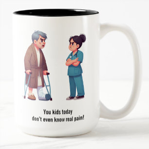 Tasse 2 Couleurs Un patient âgé crie à une infirmière épuisée