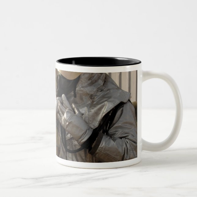 Tasse 2 Couleurs Un pompier irakien (Droit)