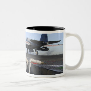 Tasse 2 Couleurs Un rôdeur d'EA-6B lance du poste de pilotage
