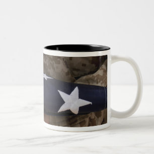 Tasse 2 Couleurs Un soldat tient le drapeau américain