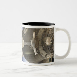 Tasse 2 Couleurs Un vaisseau spatial de Soyuz backdropped par la