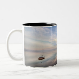 Tasse 2 Couleurs Un voilier solitaire sur les eaux calmes de Salton