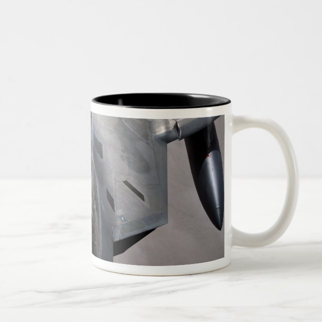 Tasse 2 Couleurs Un voleur F-22 de l'armée de l'air américaine est  (Droit)