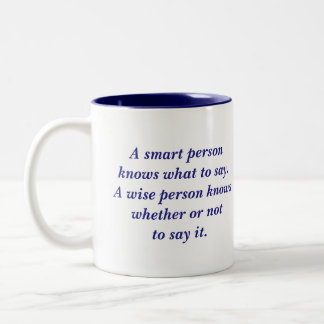 Tasse 2 Couleurs Une citation sage de personne de personne futée