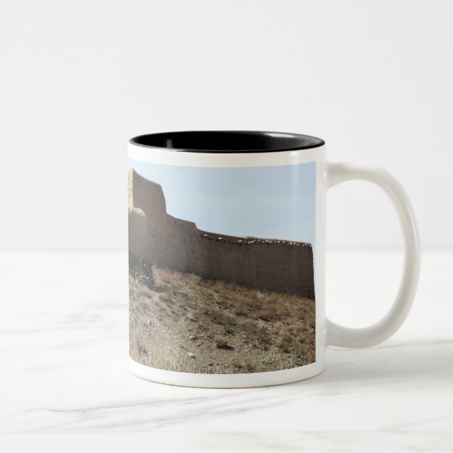 Tasse 2 Couleurs Une enceinte fortifiée dans le village d'Akbar Kh (Droit)