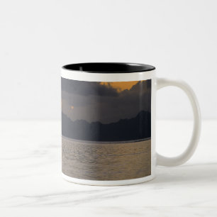 Tasse 2 Couleurs Une équipe de canoë se pratique au large des côtes