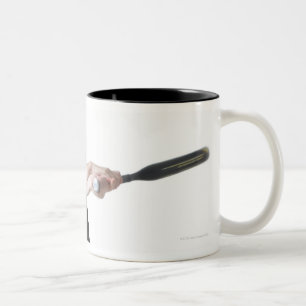Tasse 2 Couleurs une femme caucasienne assez jeune porte a