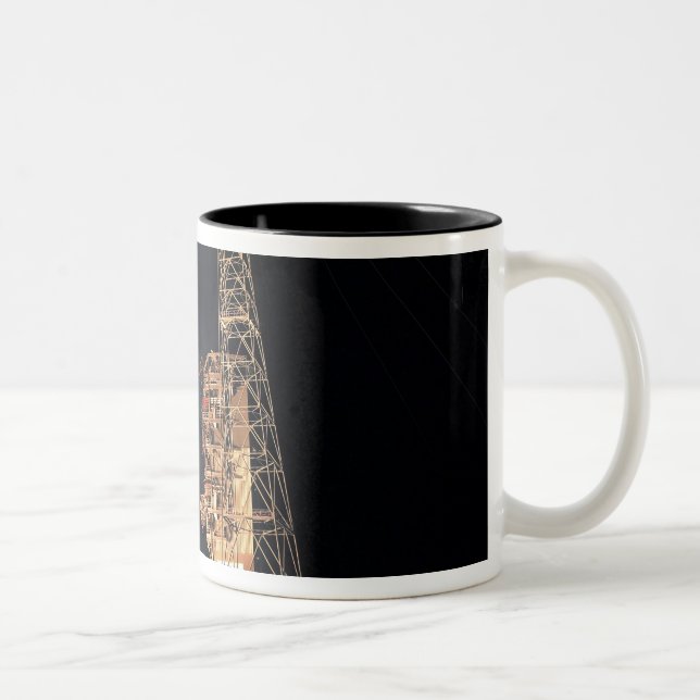 Tasse 2 Couleurs Une fusée Delta IV Lourde se lève (Droit)