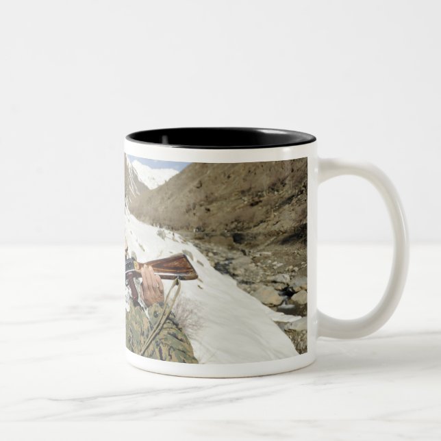 Tasse 2 Couleurs Une garde de Mujahadeen marche avec un militaire a (Droit)