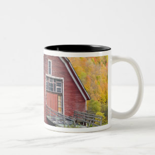 Tasse 2 Couleurs Une grange dans les montagnes vertes du Vermont. H