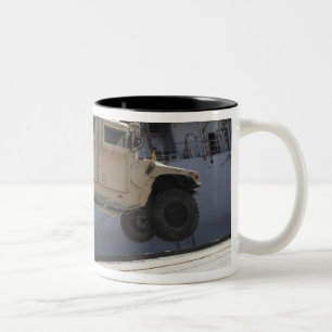 Tasse 2 Couleurs Une grue monte un M998 Humvee