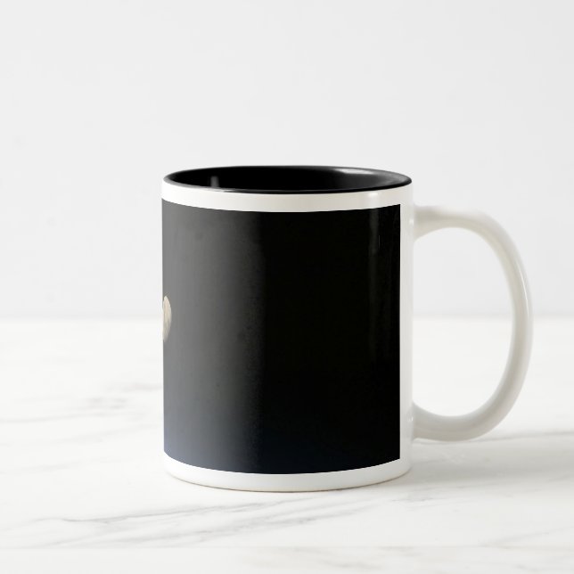 Tasse 2 Couleurs Une lune géante visible au-dessus de l'atmosphère  (Droit)