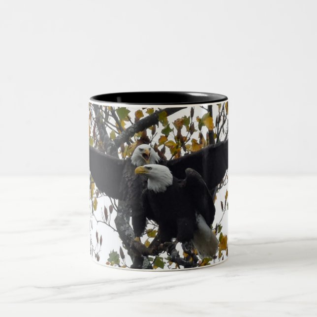 Tasse 2 Couleurs Une paire d'aigles chauves pendant la saison autom (Centre)
