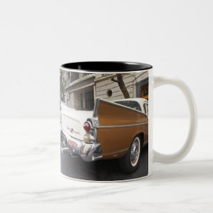 Tasse 2 Couleurs Une voiture classique Studebaker Silver Hawk garée