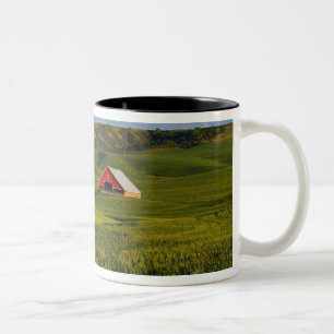 Tasse 2 Couleurs Une vue panoramique d'une grange à Moscou Idaho.
