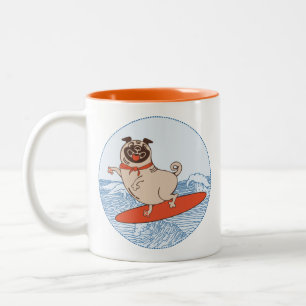 Tasse 2 Couleurs Vague à cheval heureux chien de carlin sur la plan