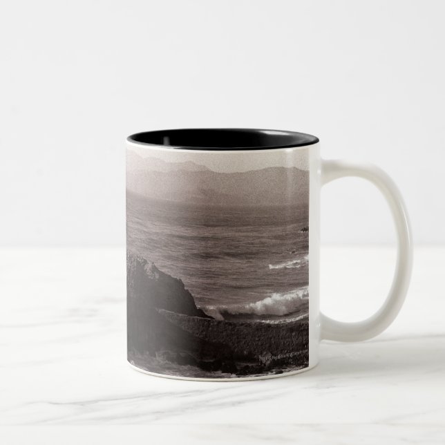 Tasse 2 Couleurs Vagues de mer se brisant contre la roche (Droit)