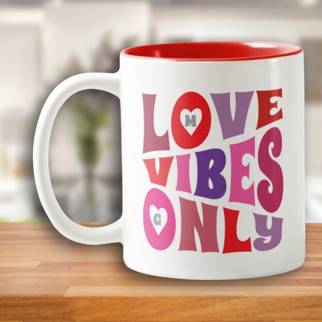Tasse 2 Couleurs Valentines Vibes d'amour uniquement rouge rose Mon (Valentines Love Vibes Only Red Pink Monogram Retro Coffee Mug)