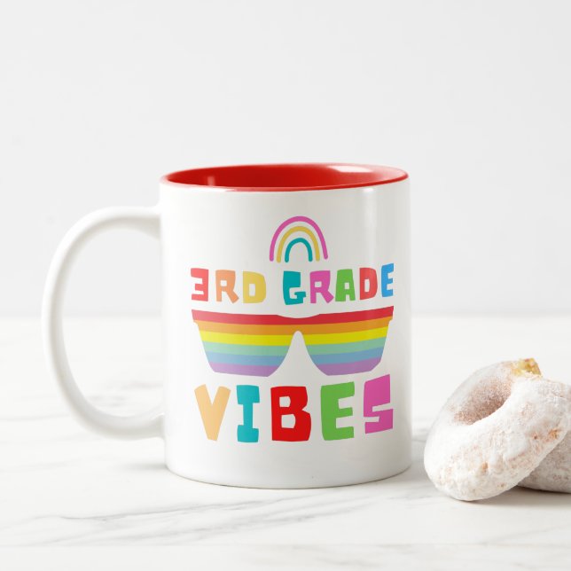 Tasse 2 Couleurs Vibes De Troisième Année Retour À L'École Enseigna (Avec donut)