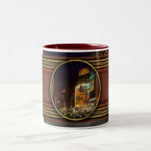 Tasse 2 Couleurs Ville - Manhattan, NY - Voici les filles 1953