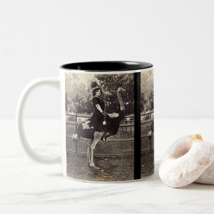 Tasse 2 Couleurs Vintage Broadway Actrice chevauchant une autruche