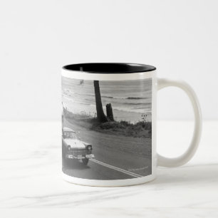 Tasse 2 Couleurs Voiture tirant la remorque