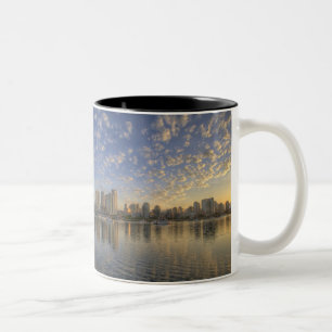 Tasse 2 Couleurs Vue à travers False Creek sur la skyline de