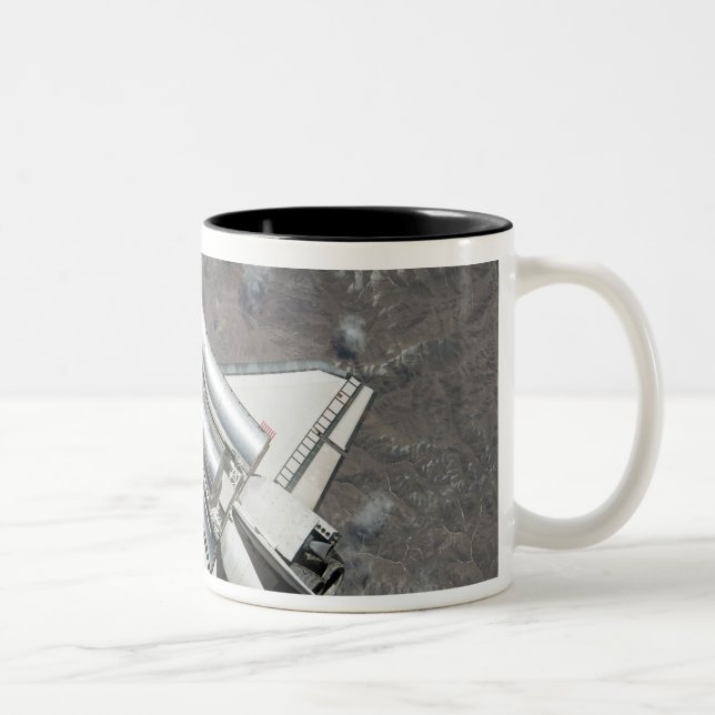 Tasse 2 Couleurs Vue aérienne de Space Shuttle Discovery (Droit)