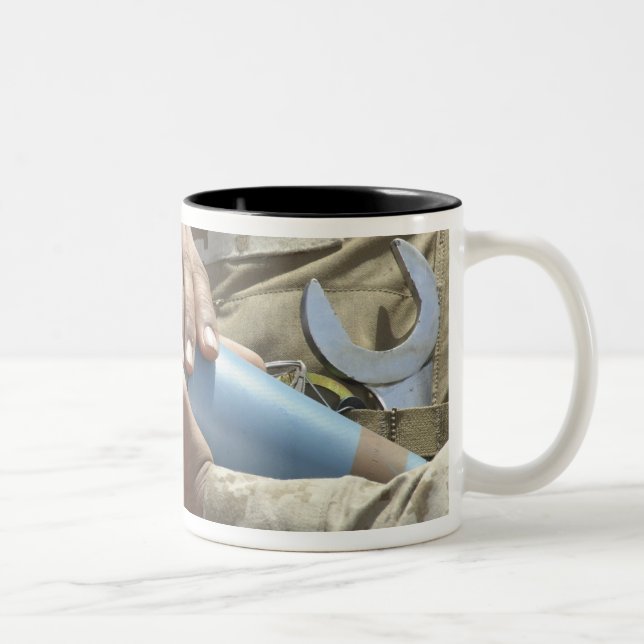 Tasse 2 Couleurs Vue d'ensemble d'un soldat faisant crader une muni (Droit)