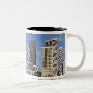 Tasse 2 Couleurs WA, Seattle, ligne d'horizon de Seattle avec batea