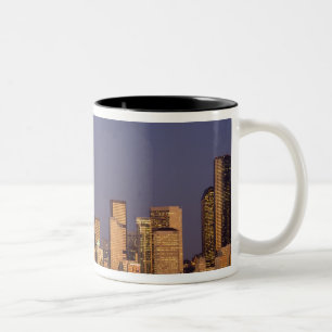 Tasse 2 Couleurs WA, Seattle, ligne d'horizon de Seattle et baie d'