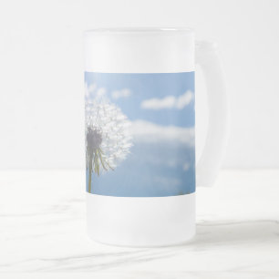 Tasse à bière en verre givré avec pissenlit