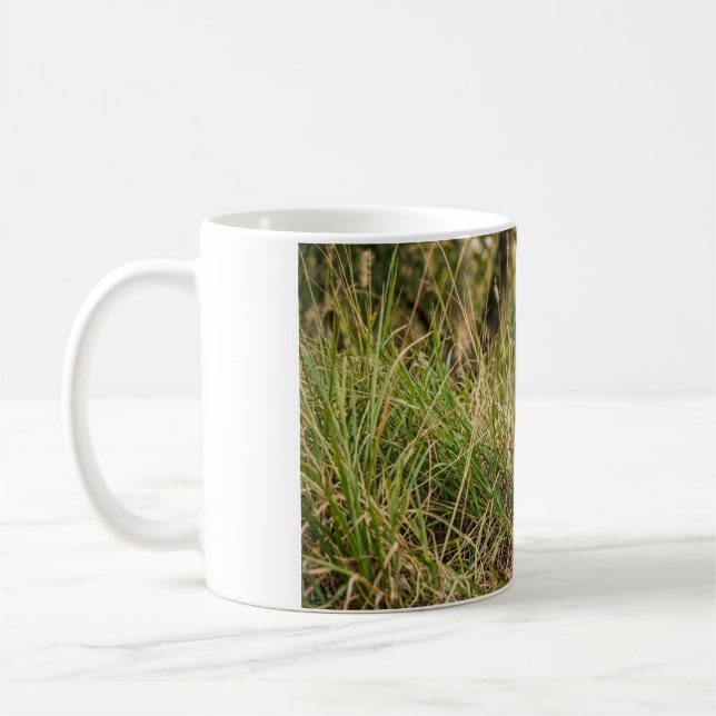 Tasse à café avec bébé tigre assis dans l'herbe (Gauche)