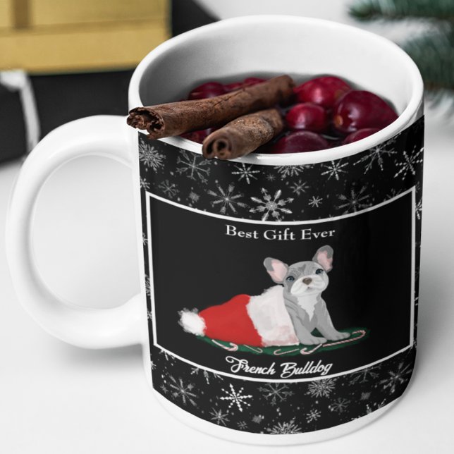 Tasse à café avec chiot Bouledogue Français dans l (Santa Paws is coming to town! French Bulldog brings holiday cheer.)