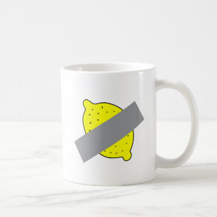 Tasse à café avec citron jaune scotché