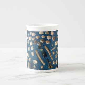 Tasse à café avec coquille un motif organisé