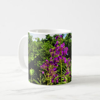 Tasse à café avec des fleurs violettes