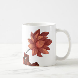 Tasse à café avec main artistique tenant une fleur