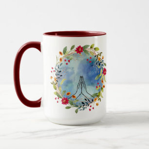Tasse à café avec mains priantes féminines