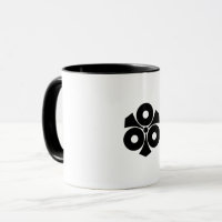 Tasse à café avec trois yeux de serpent avec épées