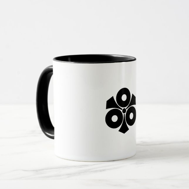 Tasse à café avec trois yeux de serpent avec épées (Devant gauche)