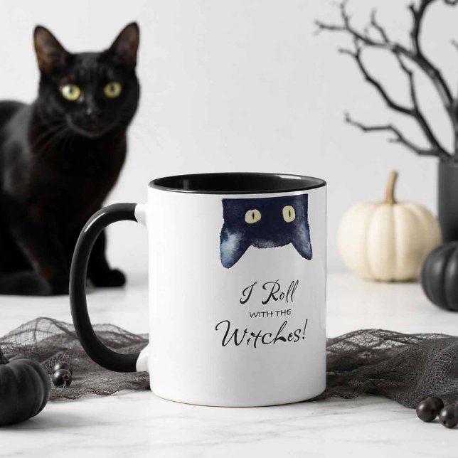 Tasse à café avec un chat blanc et noir drôle (Coffee mug with black cat and the words "I roll with the witches!")