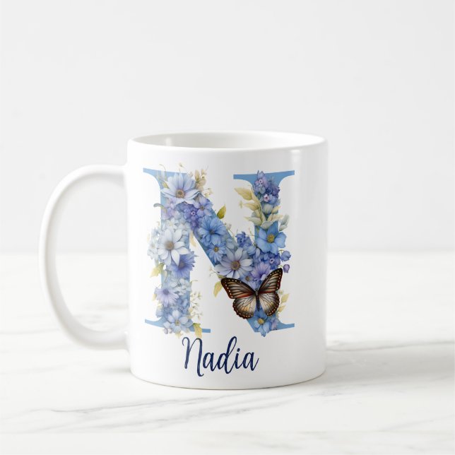 Tasse à café bleu floral monogrammé 11 oz (Gauche)