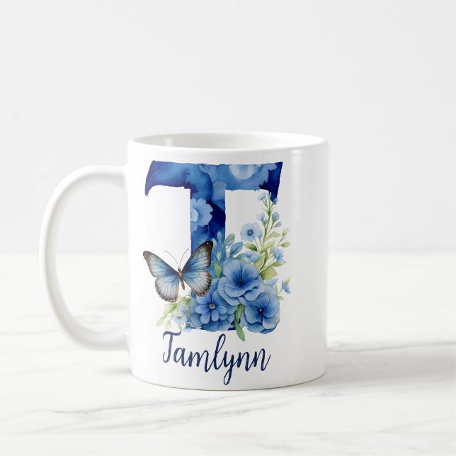 Tasse à café bleu floral monogrammée 11 oz (Gauche)