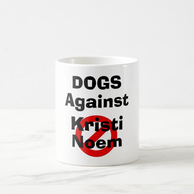 Tasse à café Chiens contre Kristi Noem (Centre)